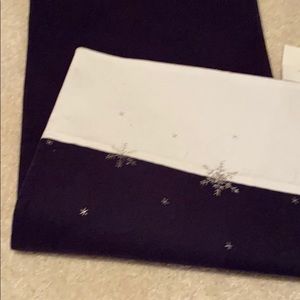 Set of two navy snowflake runners